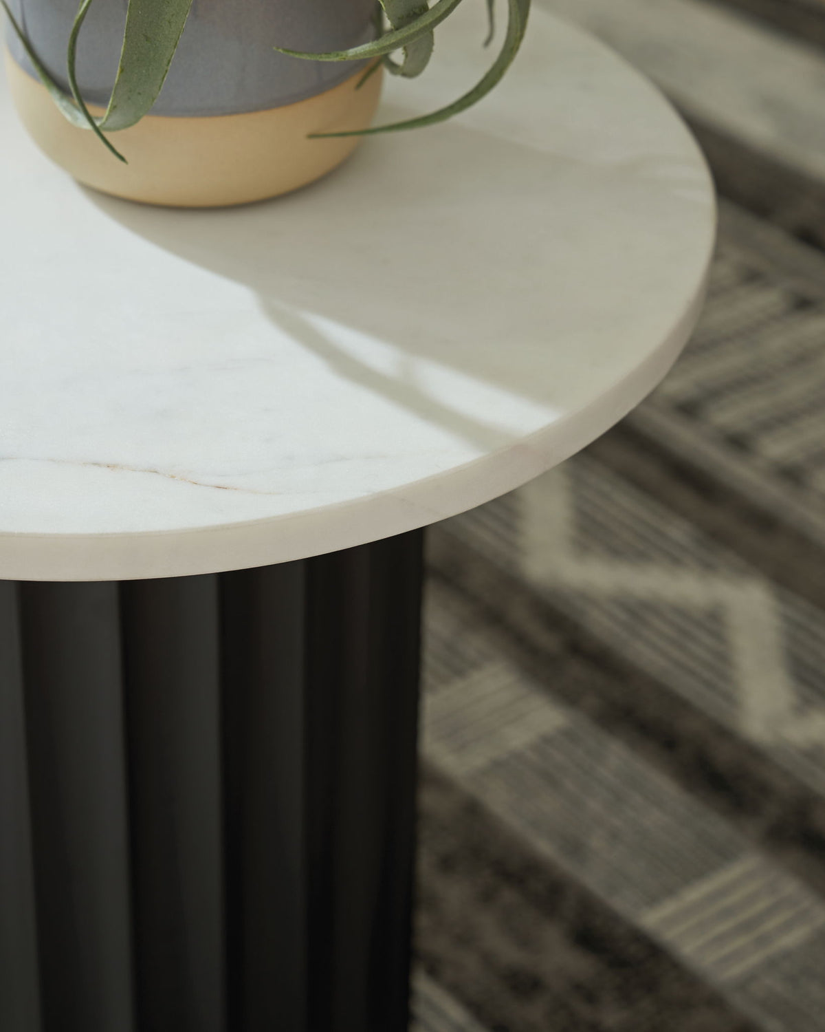 Wainstone - Accent Table - Black / White - R&R Furniture Gallery (Fountain Valley, CA)