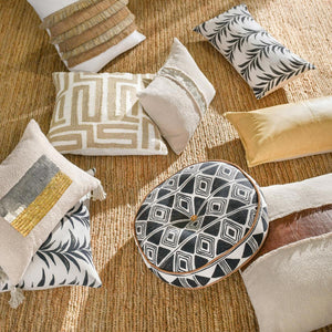 Nubia - 22" x 22" Pillow - Black / White