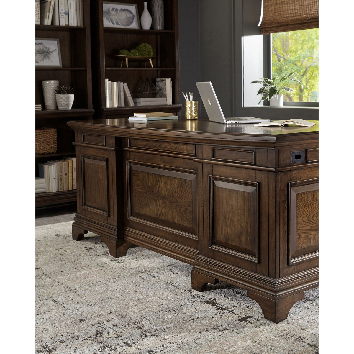 Stigham - 7 Drawer Executive Desk With Lockable File Cabinets - Oak