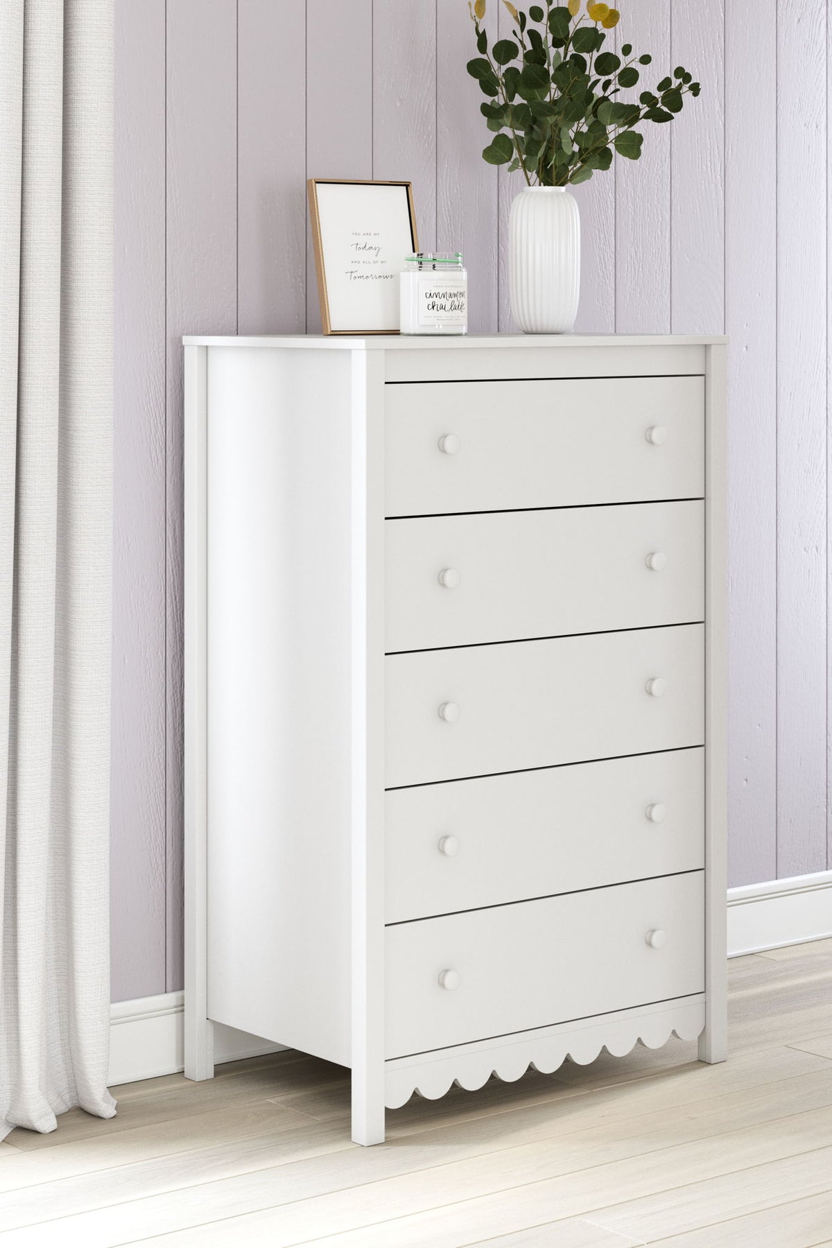 Hallityn - Five Drawer Chest - White - R&R Furniture Gallery (Fountain Valley, CA)