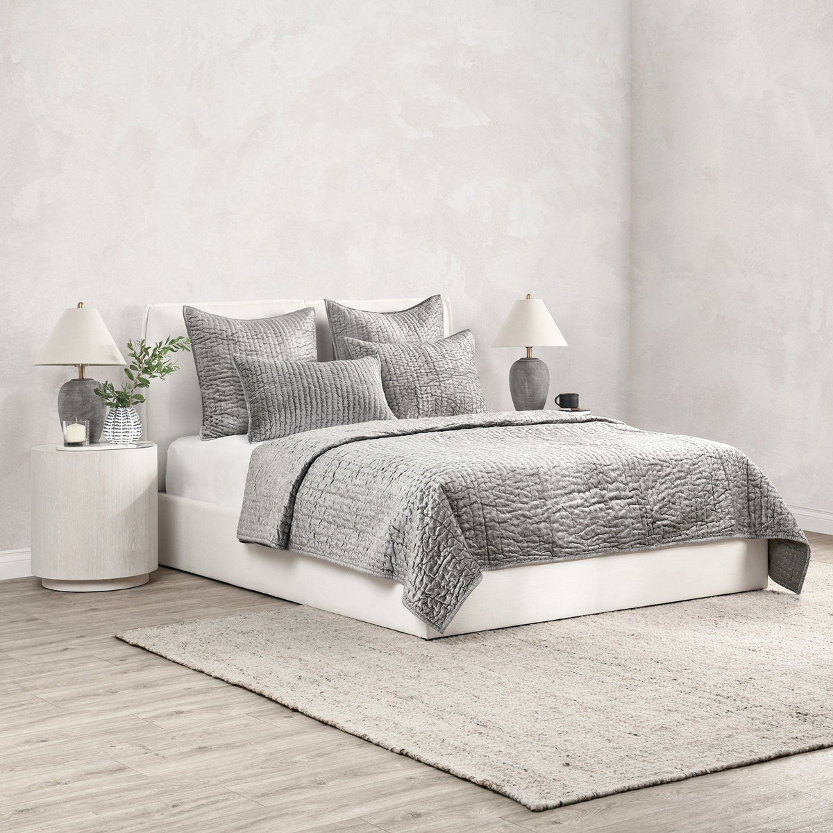 Bari - Velvet Quilt - Gray