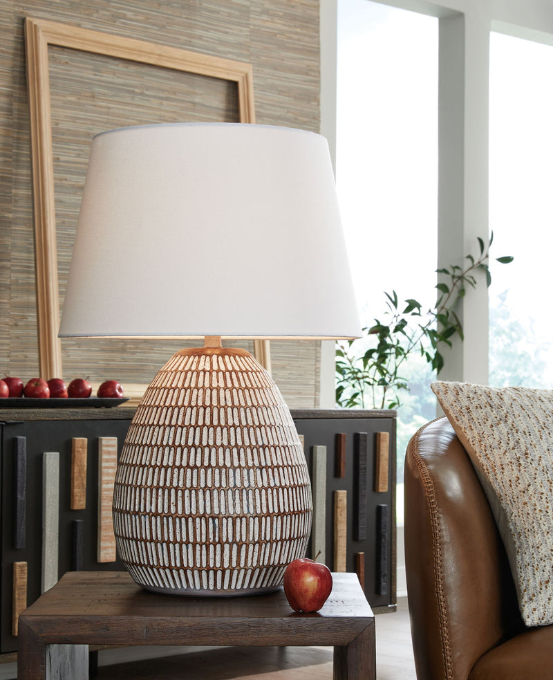 Darrich - Metal Table Lamp - Beige / White - R&R Furniture Gallery (Fountain Valley, CA)