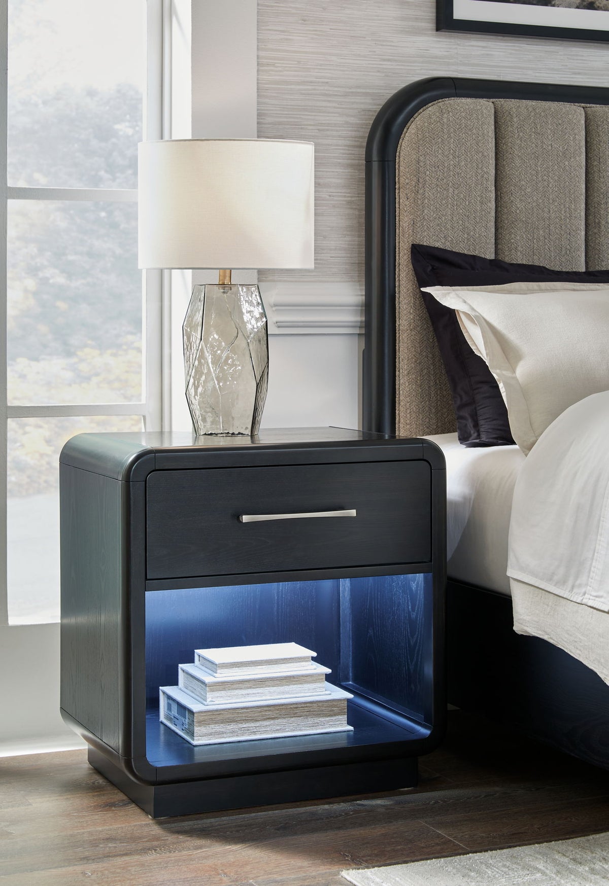 Rowanbeck - One Drawer Night Stand - Black - R&R Furniture Gallery (Fountain Valley, CA)