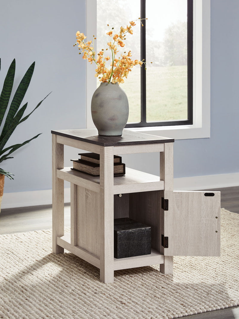 Fendenmore - Chair Side End Table - R&R Furniture Gallery (Fountain Valley, CA)