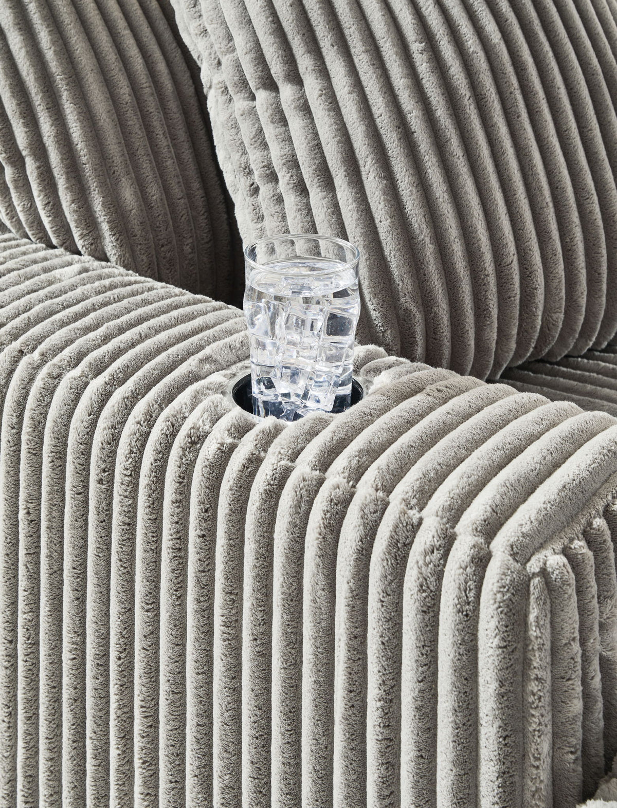 Lindyn - Chaise - R&R Furniture Gallery (Fountain Valley, CA)