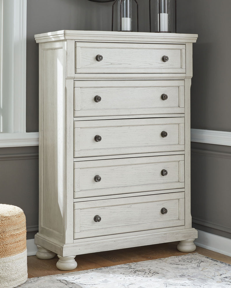 Ashley Robbinsdale sleigh bedroom set with six pieces, including a bed frame, nightstands, dresser, and mirror in a classic style.