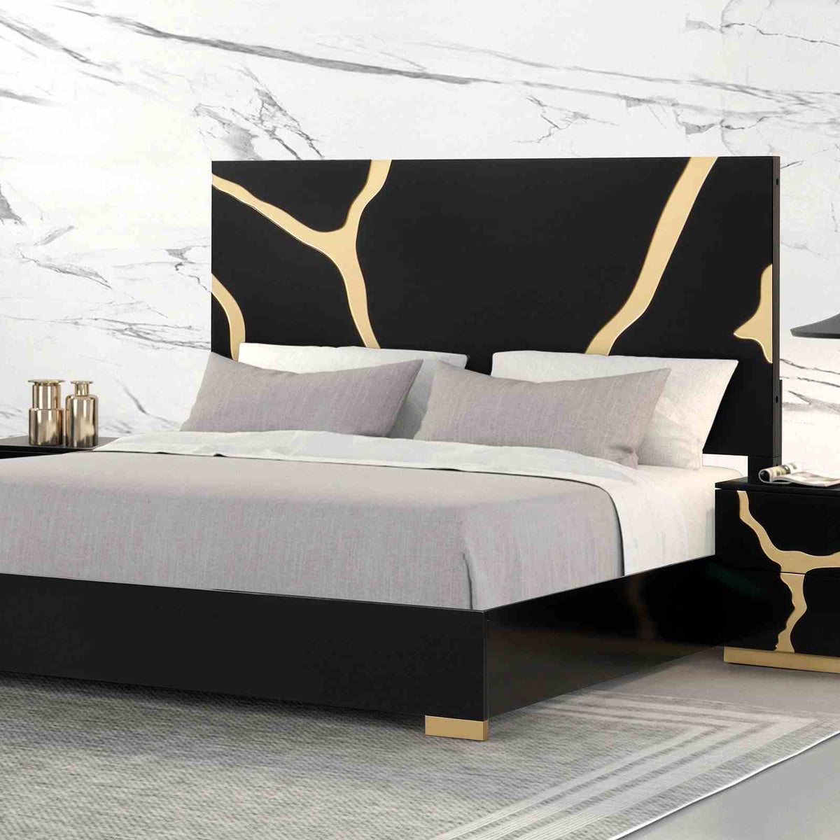 Goldsberg - E.King Bed w/ Gold Trim, Black/Gold