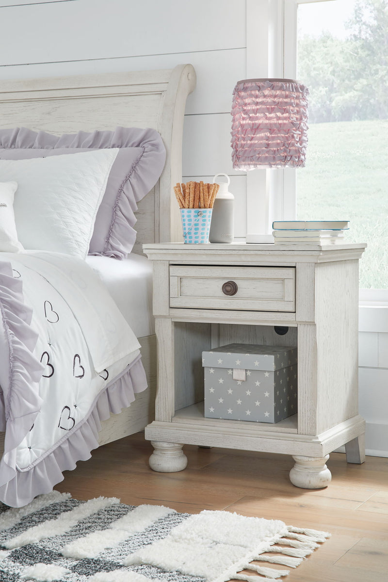 Robbinsdale - One Drawer Night Stand - Antique White - R&R Furniture Gallery (Fountain Valley, CA)