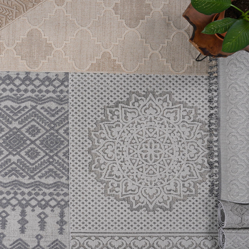 Guros - Trendy Traditional Indoor / Outdoor Rug