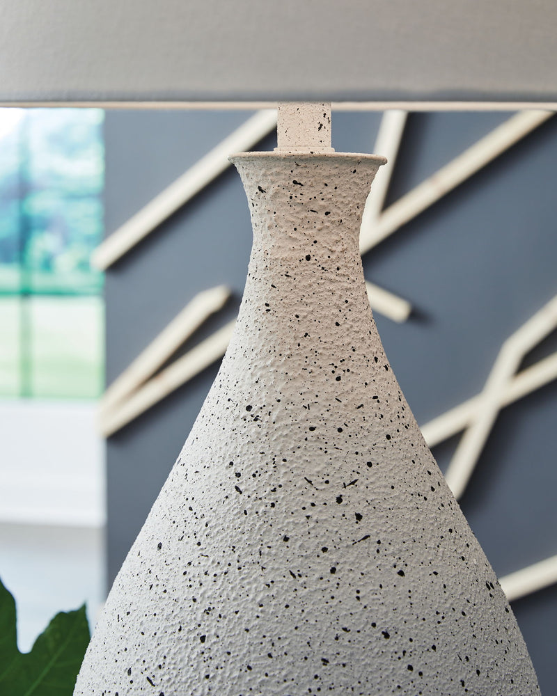 Wyattford - Metal Table Lamp - White / Black - R&R Furniture Gallery (Fountain Valley, CA)