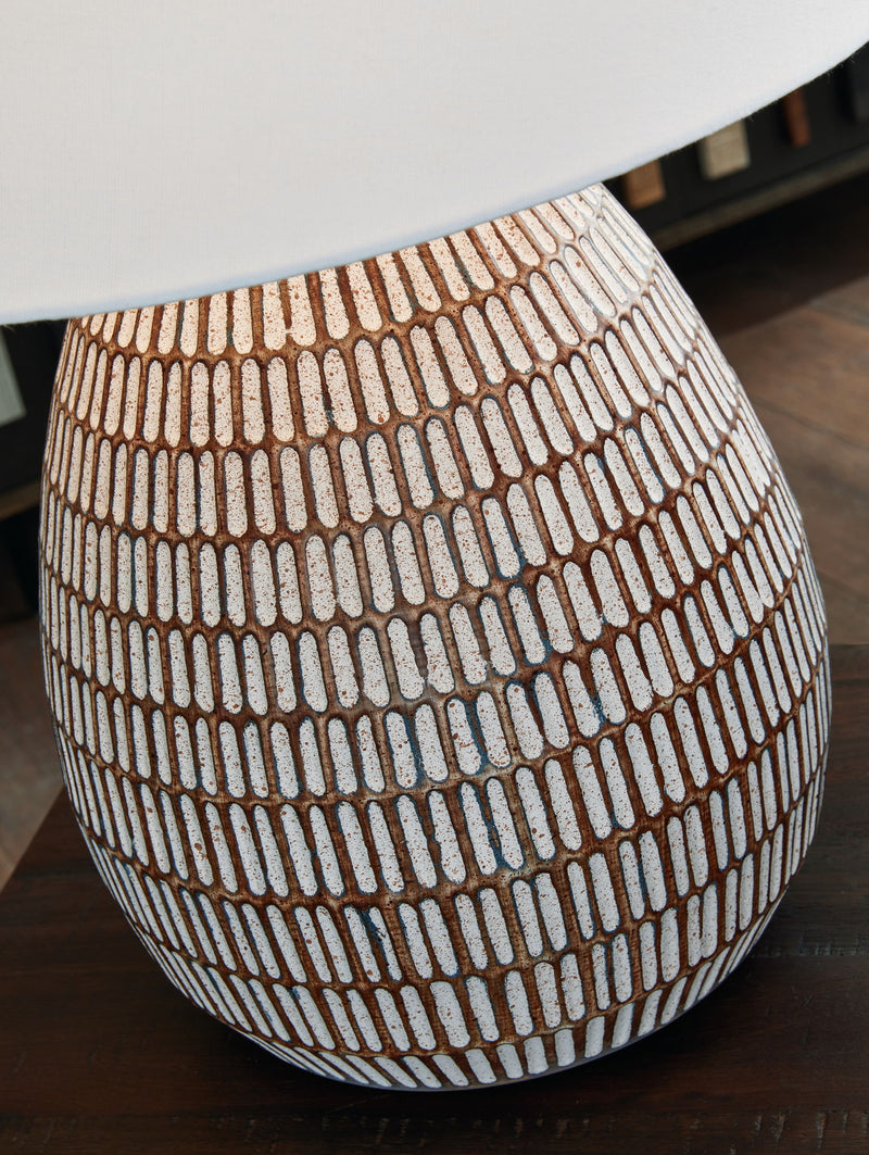 Darrich - Metal Table Lamp - Beige / White - R&R Furniture Gallery (Fountain Valley, CA)