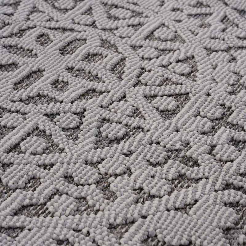 Guros - 4' X 6' Medallion Indoor / Outdoor Area Rug - Gray / White - R&R Furniture Gallery (Fountain Valley, CA)