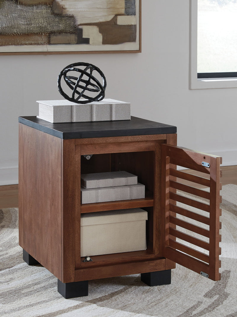 Kallari - Chair Side End Table - Warm Brown / Black - R&R Furniture Gallery (Fountain Valley, CA)