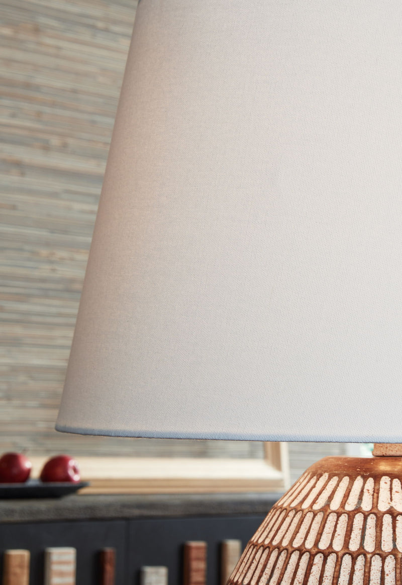 Darrich - Metal Table Lamp - Beige / White - R&R Furniture Gallery (Fountain Valley, CA)