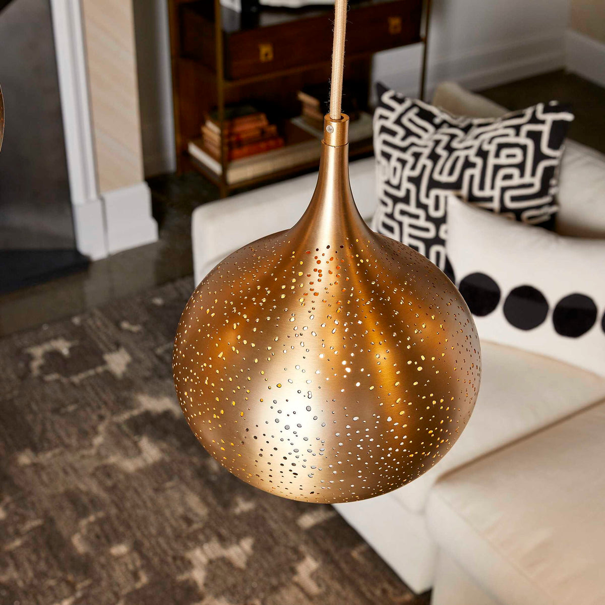 Golden Onion - 7 Light Chandelier - Brass / Gold