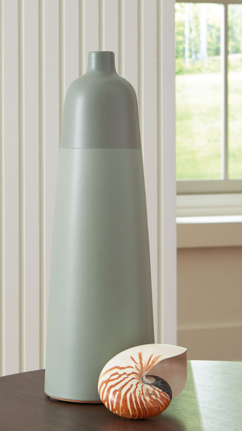 Peerland - Vase - R&R Furniture Gallery (Fountain Valley, CA)