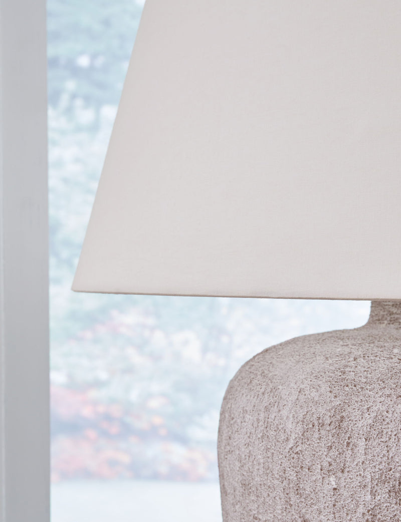 Danry - Metal Table Lamp - Distressed Cream - R&R Furniture Gallery (Fountain Valley, CA)